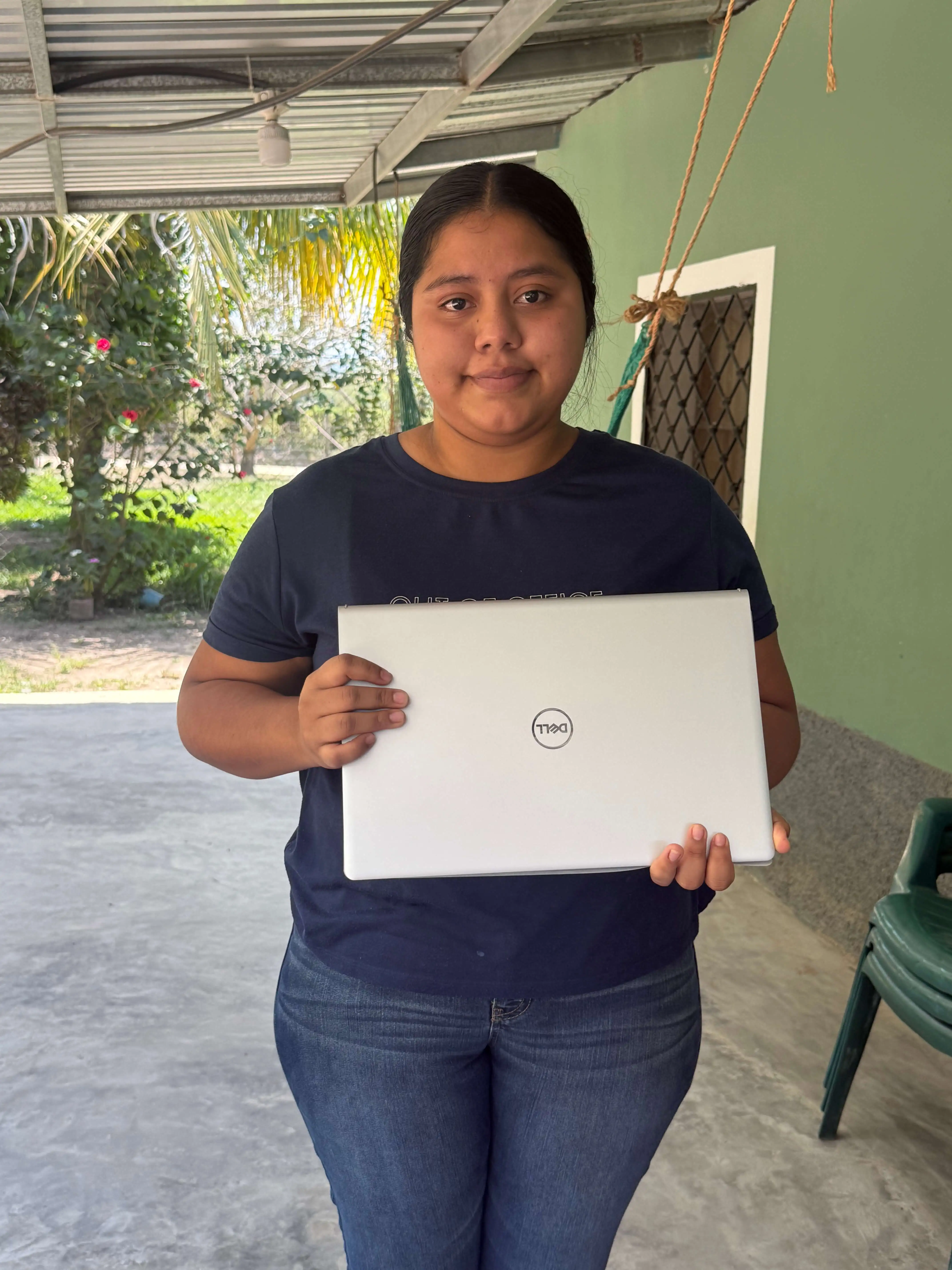 Becaria de ASONOG con su computadora
